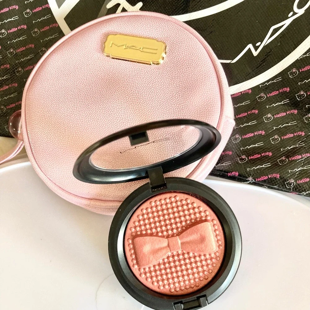 💄HP!💄LAST ONE! MAC Indulgent Glow Face Kit - Picture 2 of 14